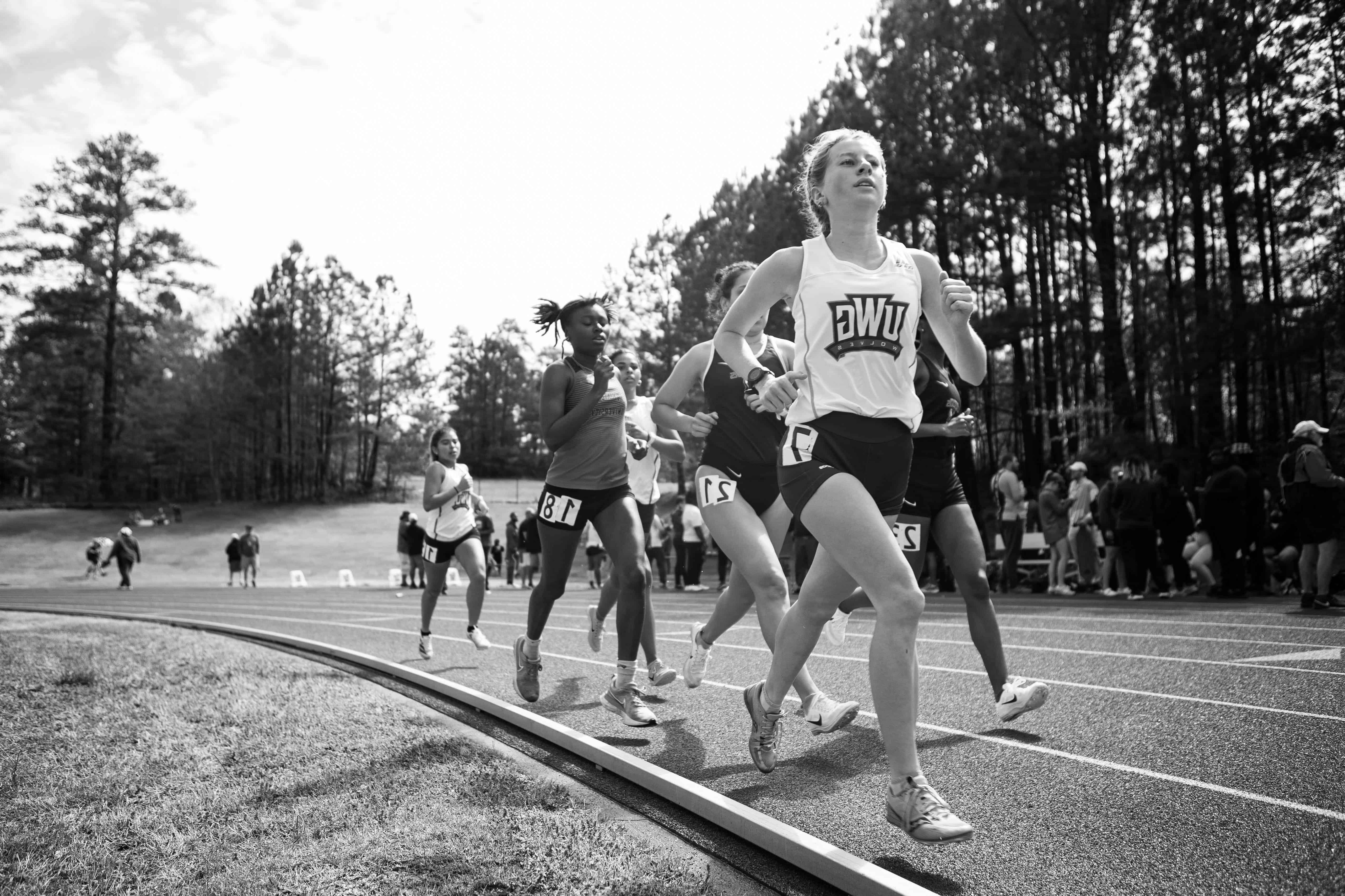 在线博彩 Track team running.